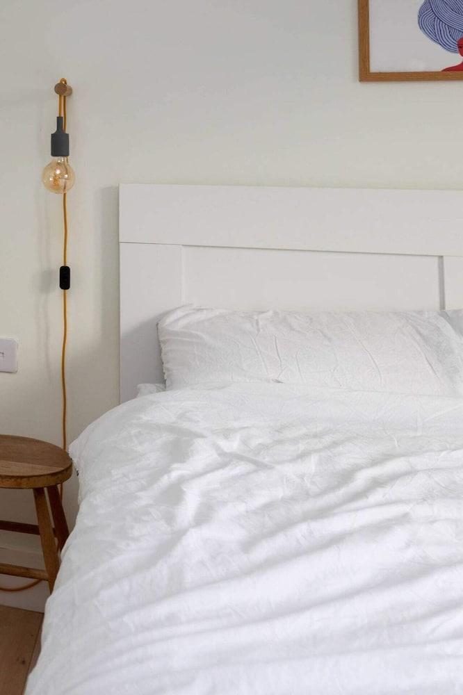 Stylish and Light 1 Bedroom Flat Near Victoria Park - Tap to explore photos