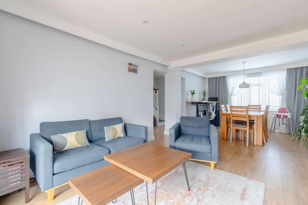 Modern & Spacious 3BD House - Canning Town - Tap to explore photos