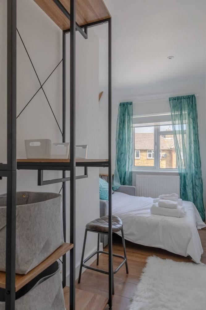 Modern & Spacious 3BD House - Canning Town - Tap to explore photos
