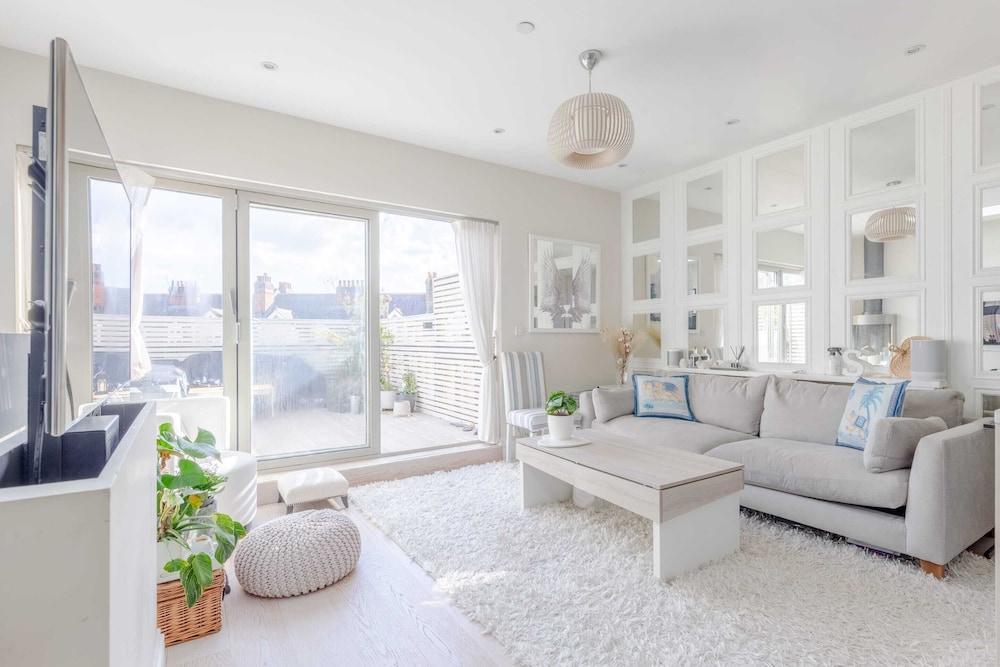 Airy & Modern 1BD Flat in Maida Vale - Tap to explore photos