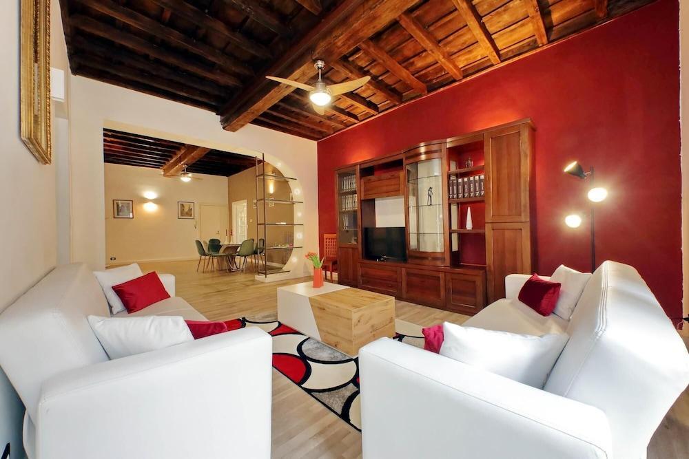 Luxury Navona Apartment - Tap to explore photos