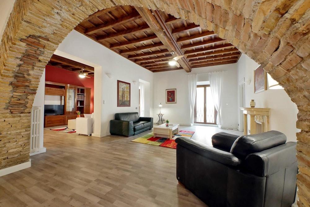 Luxury Navona Apartment - Tap to explore photos