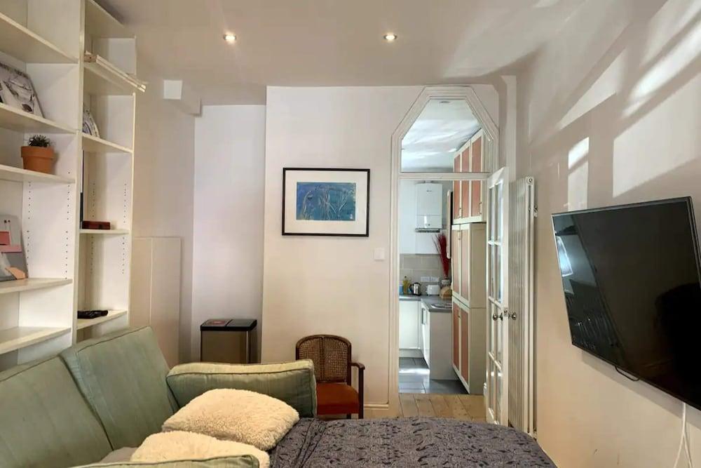 Bright & Inviting 2BD Studio - Hoxton - Tap to explore photos