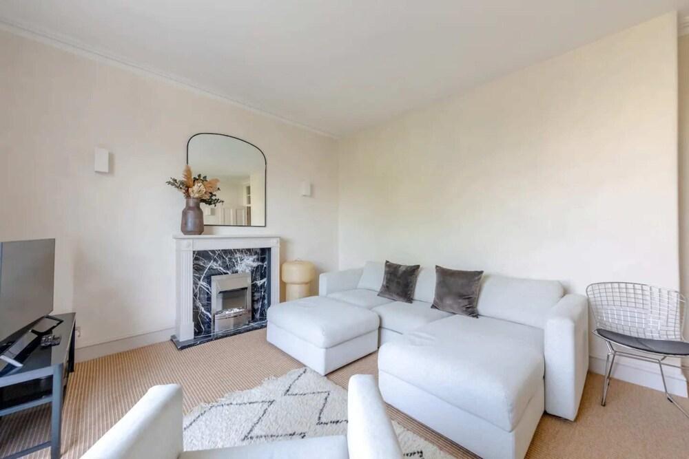 Stylish 2BD Flat - 5 Minute Walk to Notting Hill! - Tap to explore photos