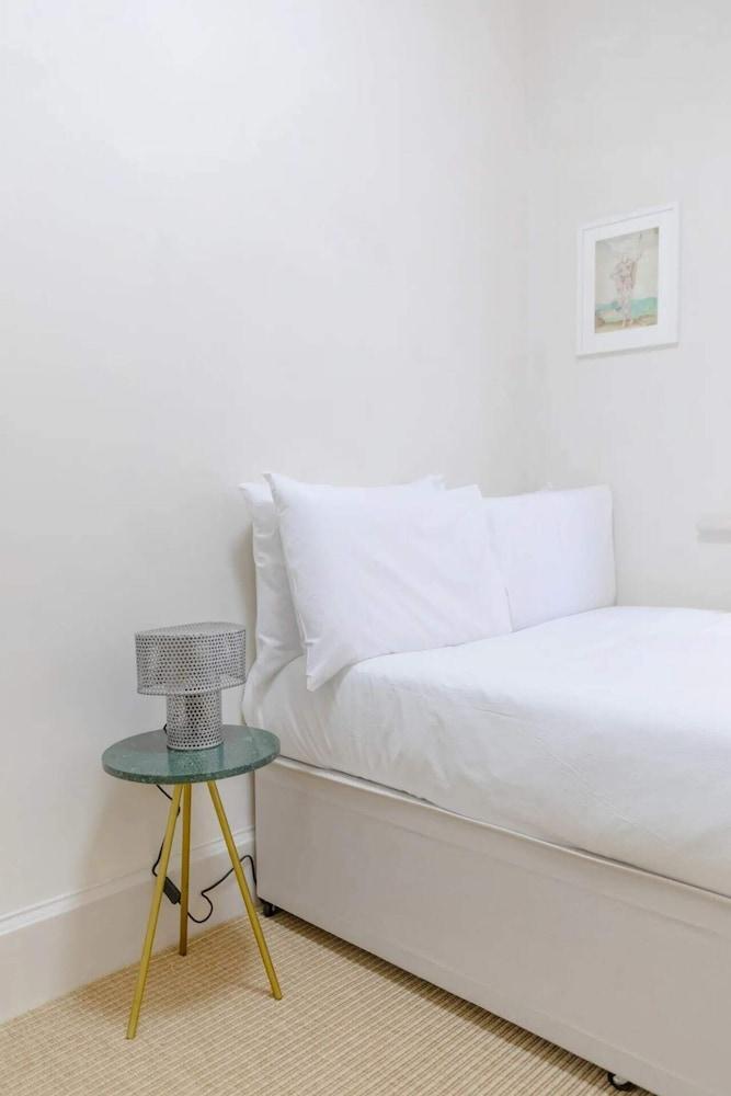 Stylish 2BD Flat - 5 Minute Walk to Notting Hill! - Tap to explore photos