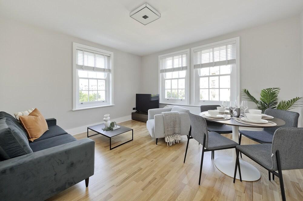 Fabulous Three Bedroom Flat Near Marylebone by Underthedoormat - Tap to explore photos