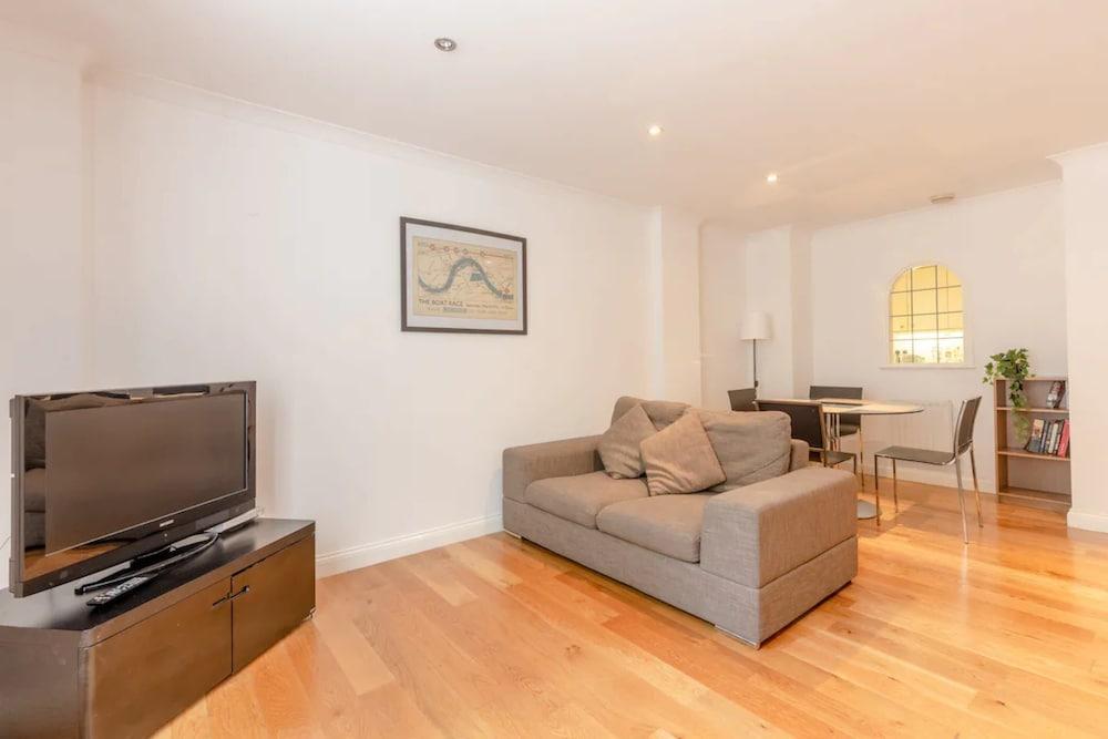 Stunning 2 Bedroom Apartment in the Heart of Westminster - Tap to explore photos