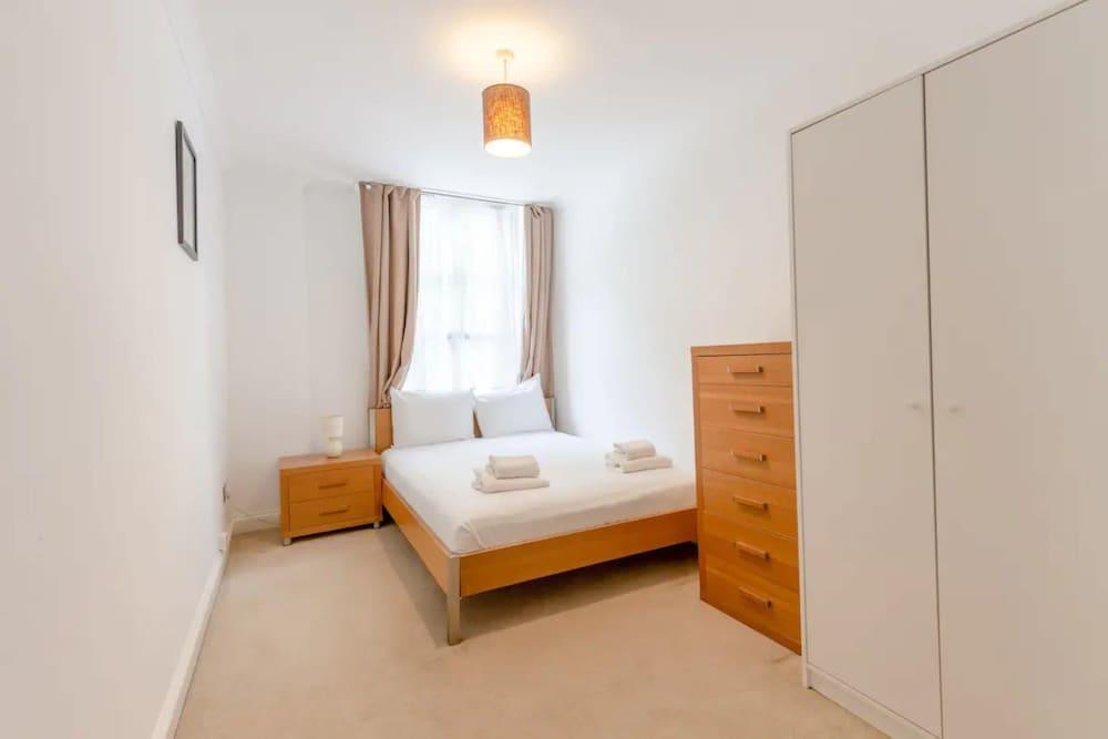 Stunning 2 Bedroom Apartment in the Heart of Westminster - Tap to explore photos