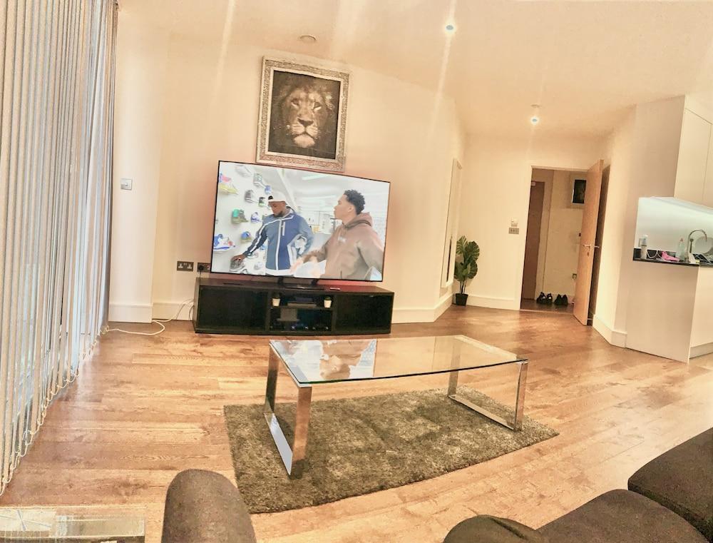 Remarkable 2-bed Apartment in London Amazing Views - Tap to explore photos