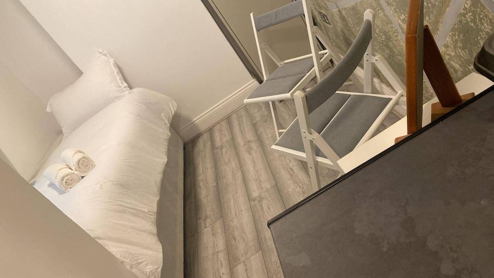 Charming 1-bed Studio in London - Tap to explore photos