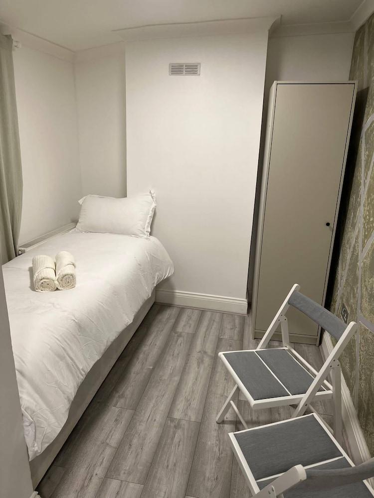 Charming 1-bed Studio in London - Tap to explore photos