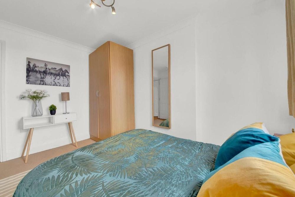 Hyde Park Superior Suite - Central London Location - Tap to explore photos