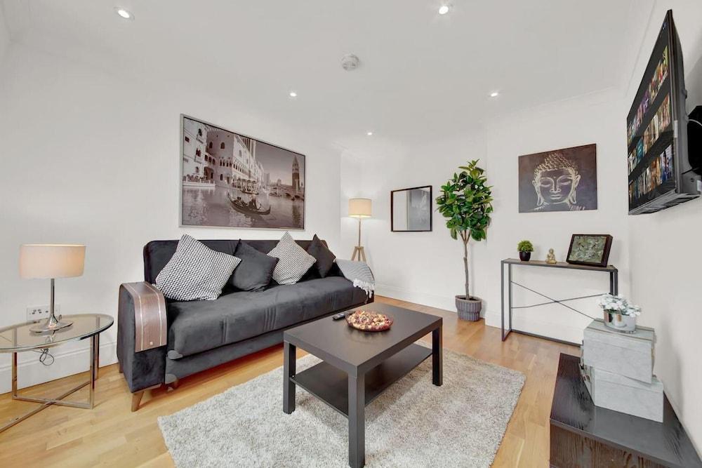 Hyde Park Superior Suite - Central London Location - Tap to explore photos