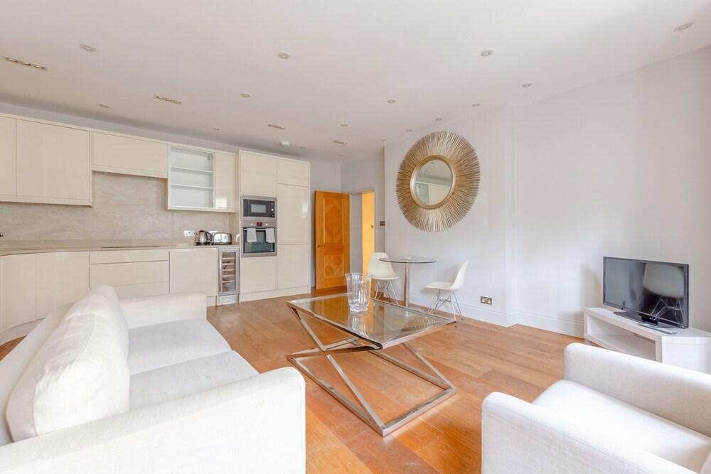 Central 2 Bedroom Flat Near Hyde Park - Tap to explore photos