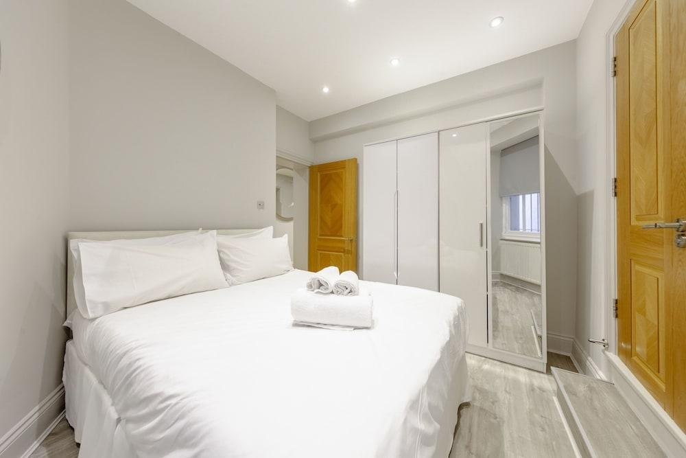 Central 2 Bedroom Flat Near Hyde Park - Tap to explore photos