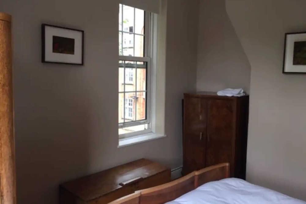 Stunning 2 Bedroom Flat in the Heart of Bermondsey - Tap to explore photos