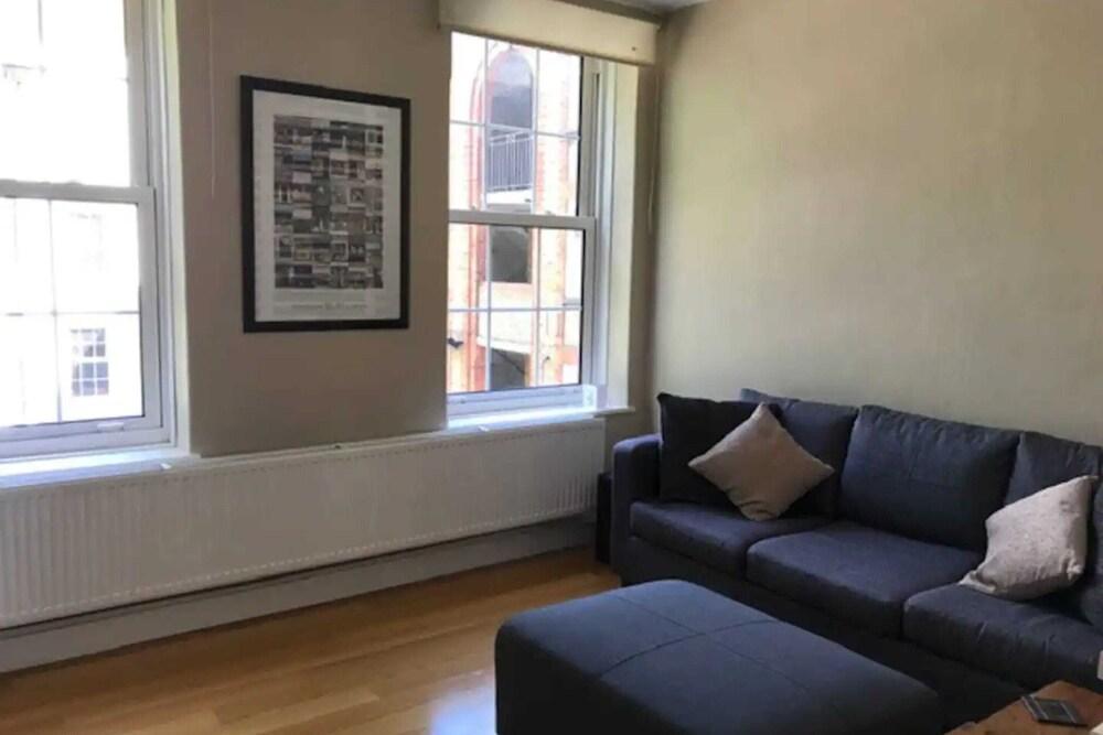 Stunning 2 Bedroom Flat in the Heart of Bermondsey - Tap to explore photos