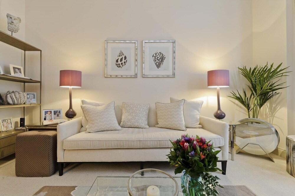 Charming 1 Bed Flat Chelsea - Tap to explore photos
