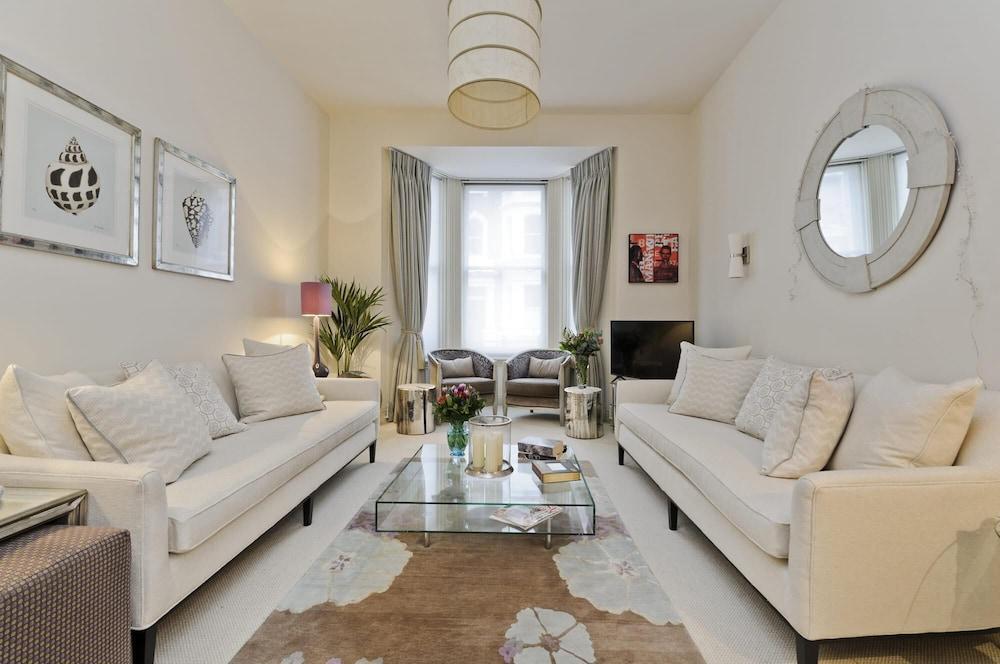 Charming 1 Bed Flat Chelsea - Tap to explore photos