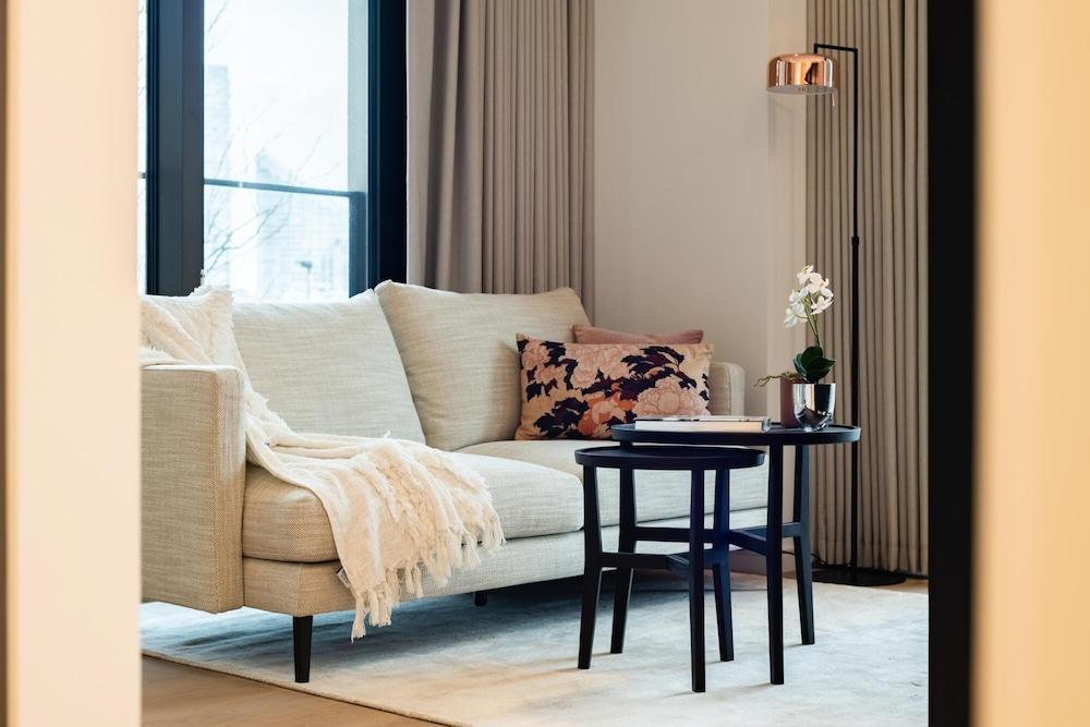 Sensational Studio Apartment in London s Vibrant Canary Wharf - Tap to explore photos