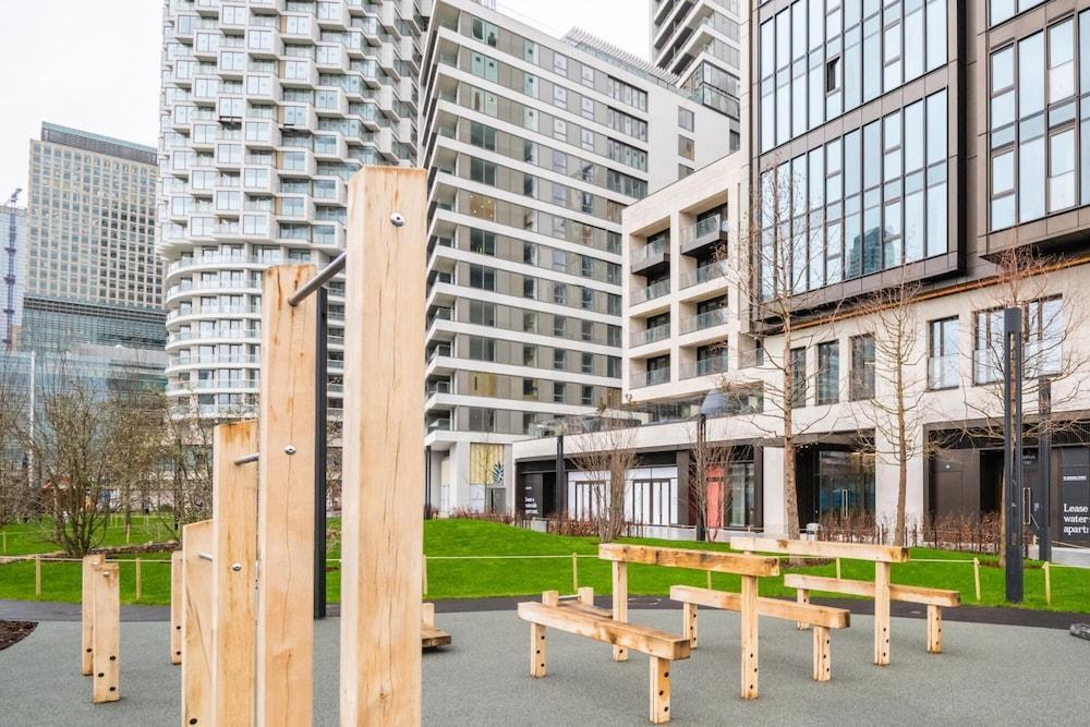 Sensational Studio Apartment in London s Vibrant Canary Wharf - Tap to explore photos