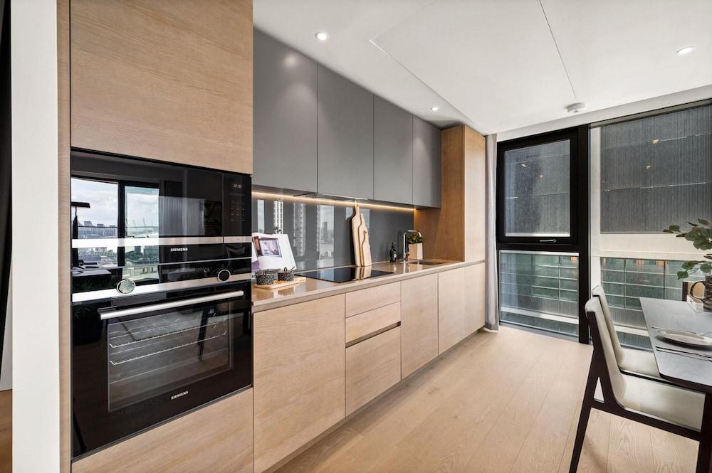 Deluxe two Bedroom Apartment in London s Canary Wharf - Tap to explore photos