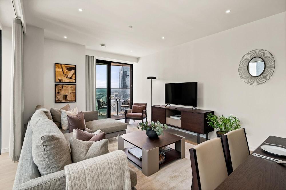 Deluxe two Bedroom Apartment in London s Canary Wharf - Tap to explore photos