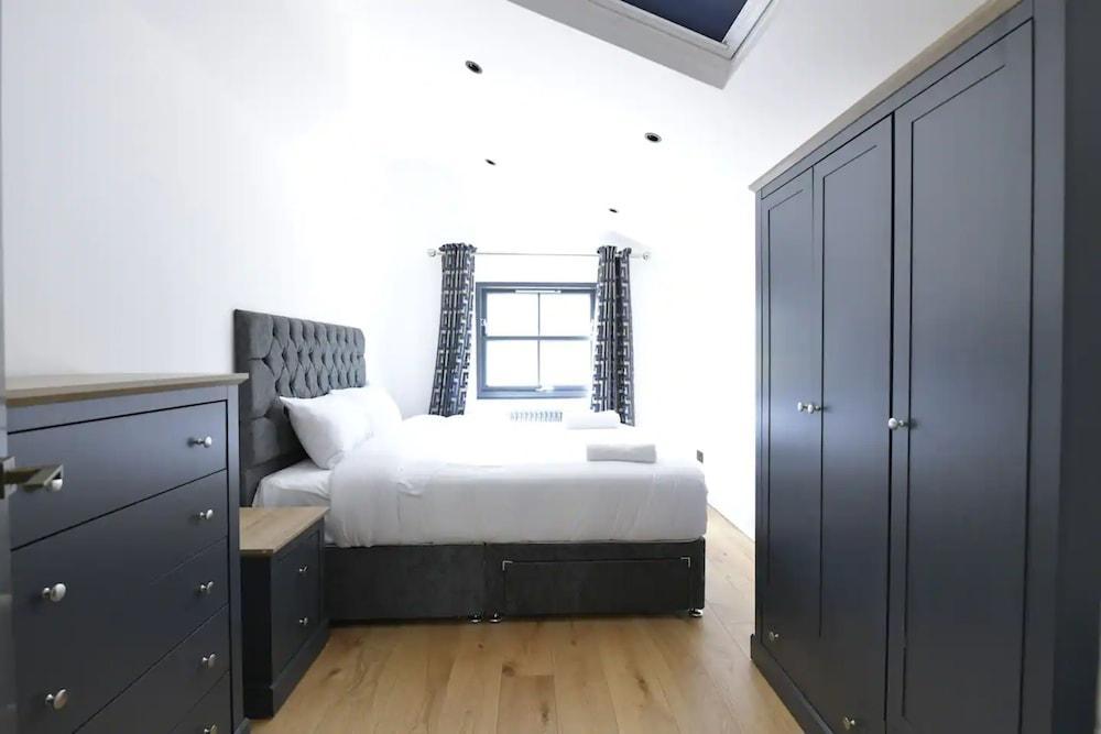 Contemporary 2 Bedroom Apartment on Columbia Road - Tap to explore photos