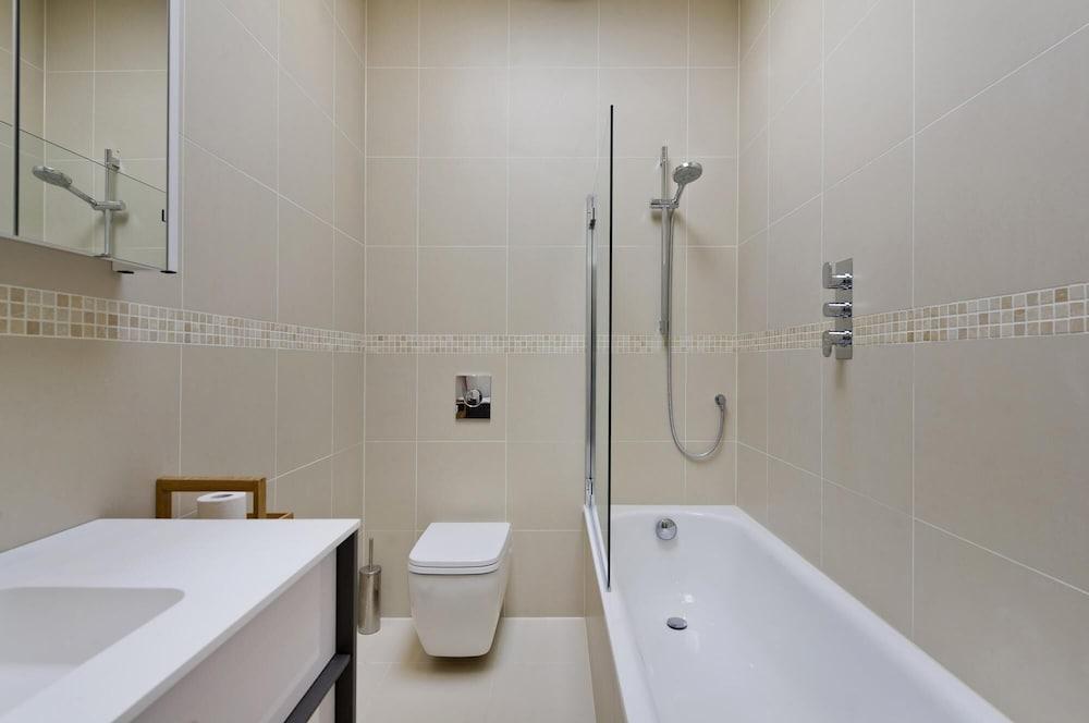 Beautiful Spacious Open-planned 3 Bedroom Apartment in Earls Court - Tap to explore photos