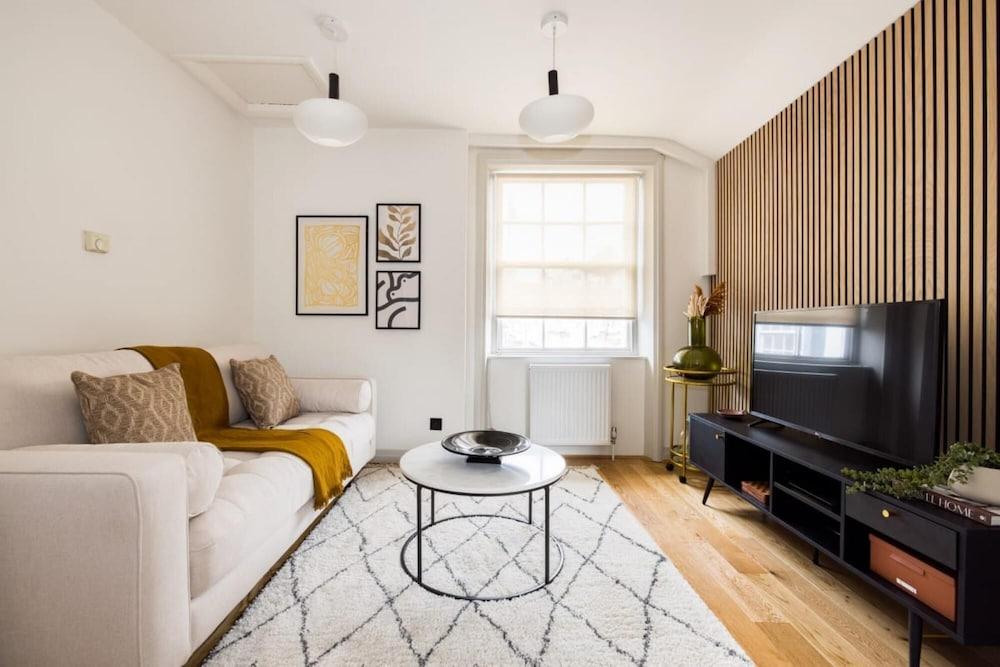 The Westminster Classic - Glamorous 3bdr Flat - Tap to explore photos