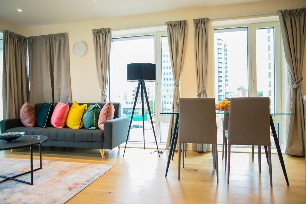 Immaculate 2-bed Apartment in London - Tap to explore photos