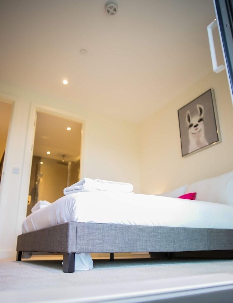 Immaculate 2-bed Apartment in London - Tap to explore photos
