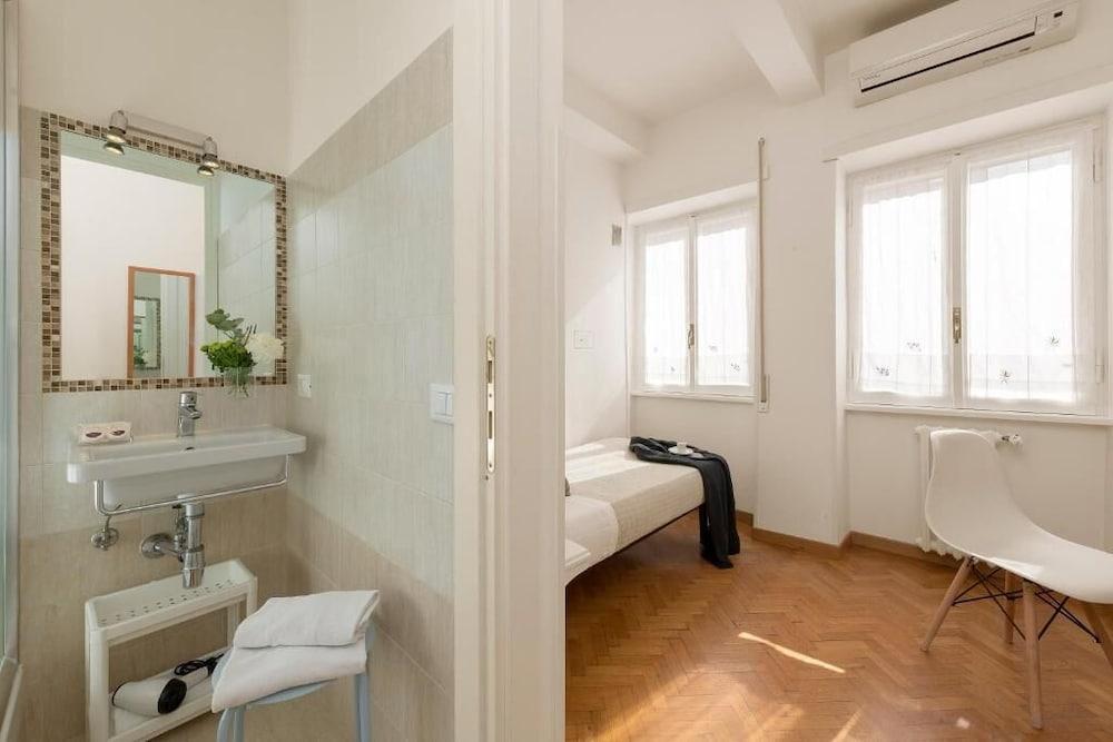 Aurelia Home Guest House - Tap to explore photos