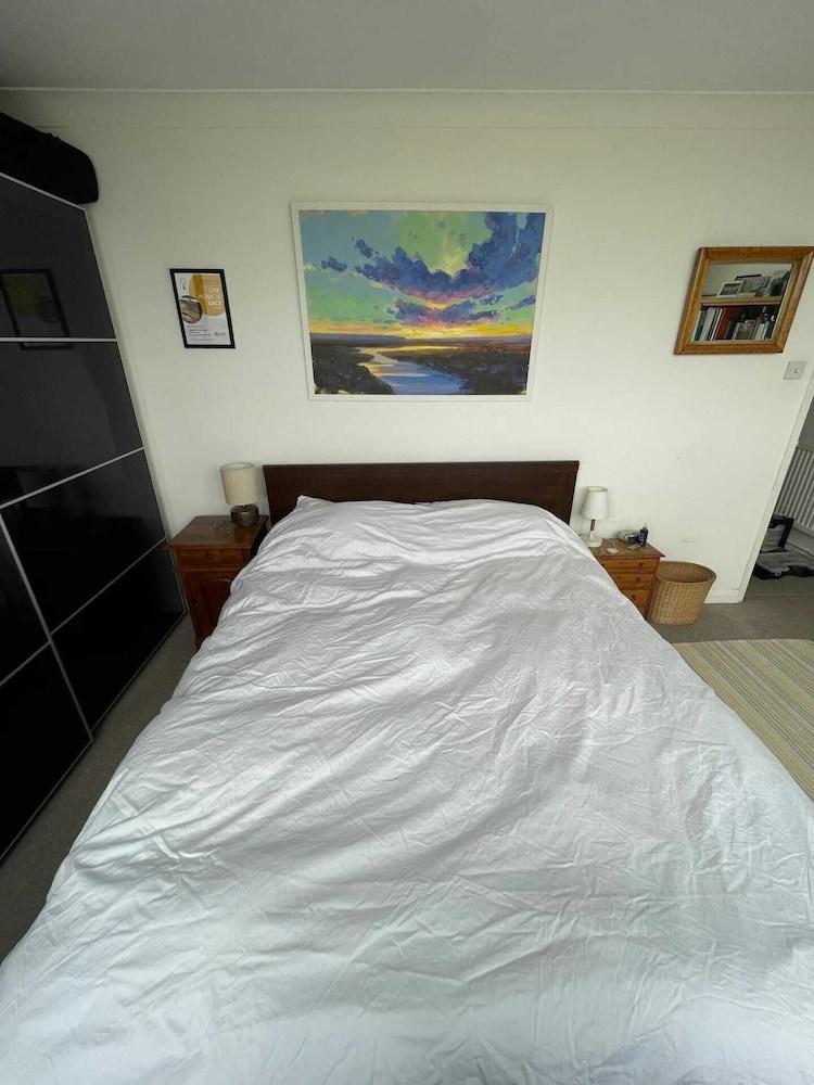 Trendy 2BD Flat - 6 Minutes to Wimbledon - Tap to explore photos