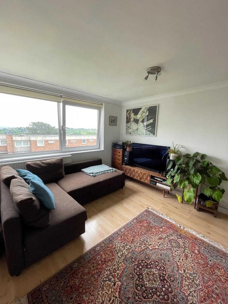 Trendy 2BD Flat - 6 Minutes to Wimbledon - Tap to explore photos