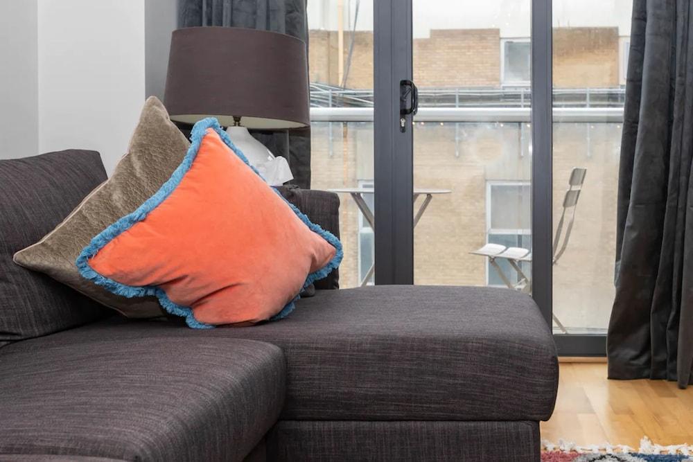 Stylish & Luxurious 2 Bedroom Flat - Shoreditch - Tap to explore photos