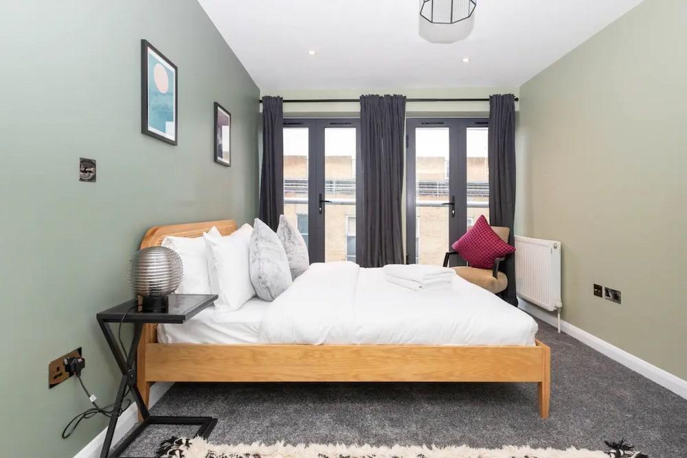 Stylish & Luxurious 2 Bedroom Flat - Shoreditch - Tap to explore photos
