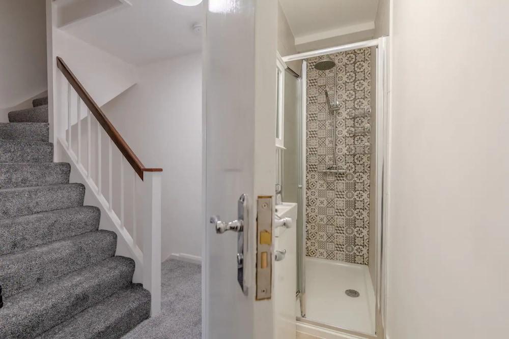 Central 3 Bedroom House With Garden - Tap to explore photos