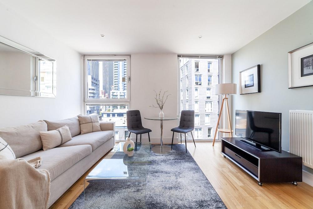 The Canary Wharf Apartments - Tap to explore photos