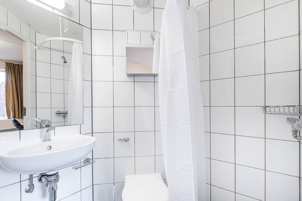 En Suite Rooms COLINDALE SK - Tap to explore photos