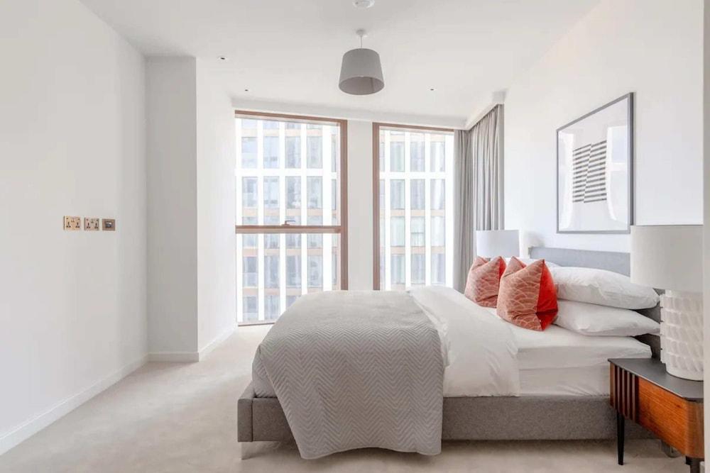 Luxurious 2 Bedroom Flat by the River Thames - Vauxhall - Tap to explore photos