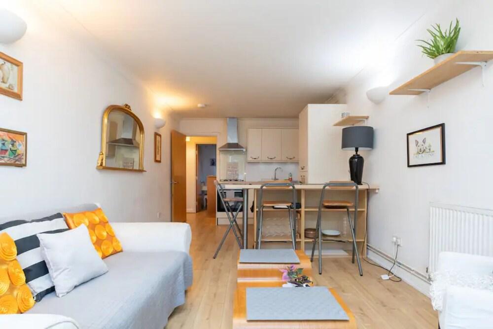 Cosy & Charming 2BD Flat Near Essex Road - Tap to explore photos