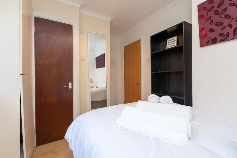 Cosy & Charming 2BD Flat Near Essex Road - Tap to explore photos