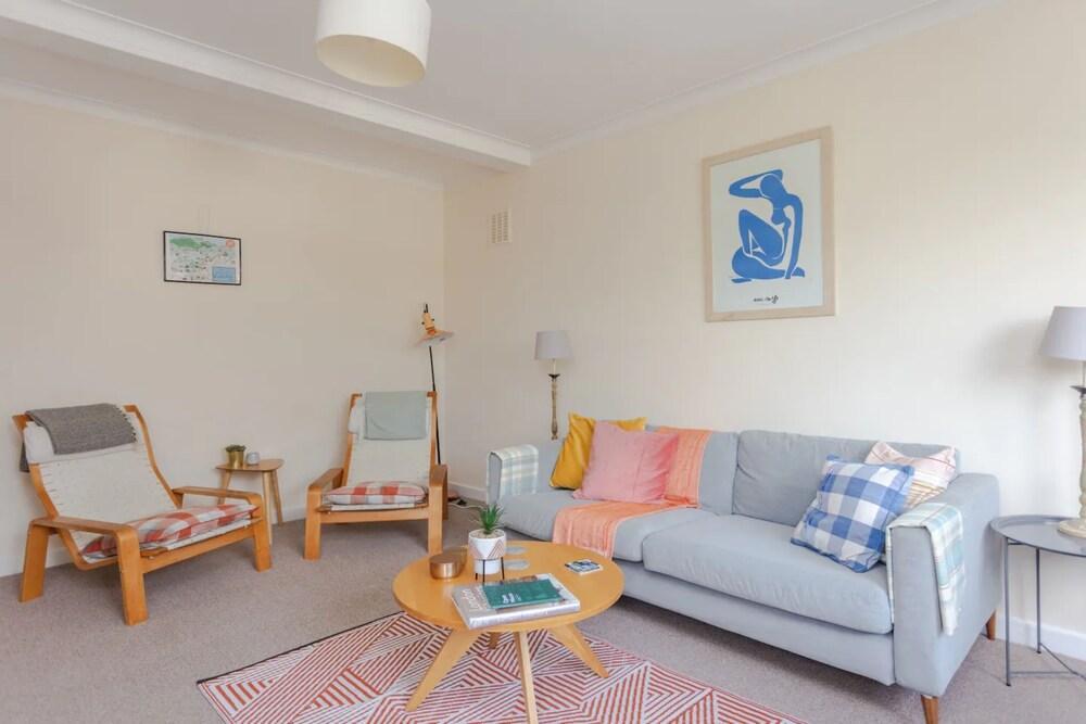 Spacious 2 Bedroom Apartment Near Hampstead Heath - Tap to explore photos
