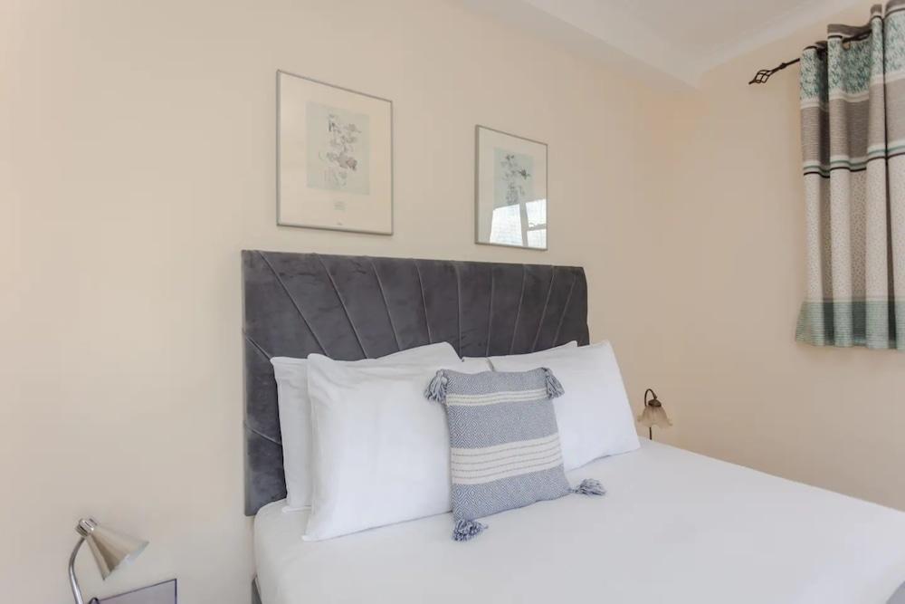 Spacious 2 Bedroom Apartment Near Hampstead Heath - Tap to explore photos