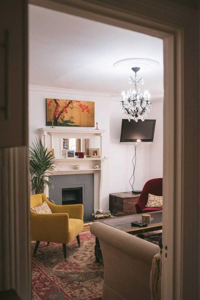 Charming 1 Bedroom Flat in Brook Green - Tap to explore photos