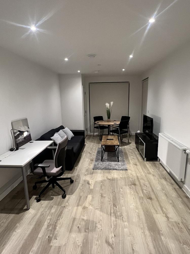 Impeccable 1bed Apartment in the Heart Ofgreenford - Tap to explore photos