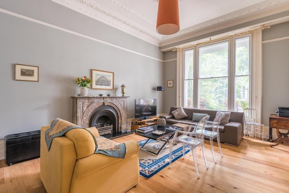 Lovely Chelsea Home Near The Thames by Underthedoormat - Tap to explore photos