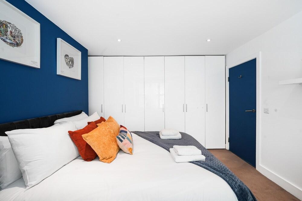 Spacious 2 bedroom Apartment in Camden - Tap to explore photos