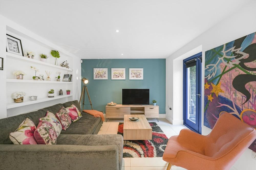 Spacious 2 bedroom Apartment in Camden - Tap to explore photos